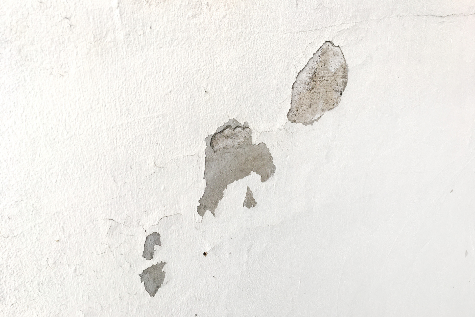 外壁を触ると白い粉が…それは塗り替えのサインです