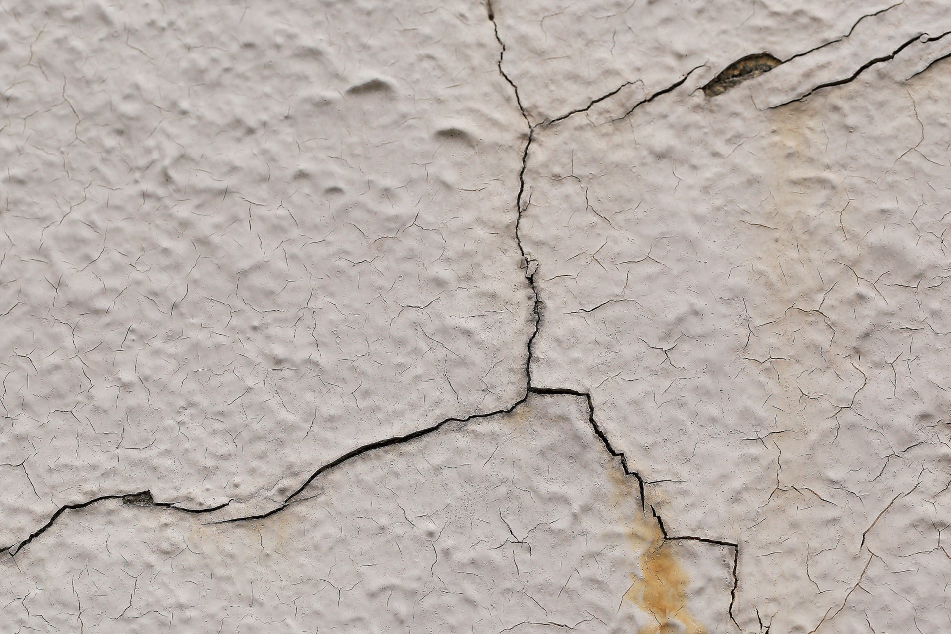 外壁や屋根のひび割れ、見逃していませんか?