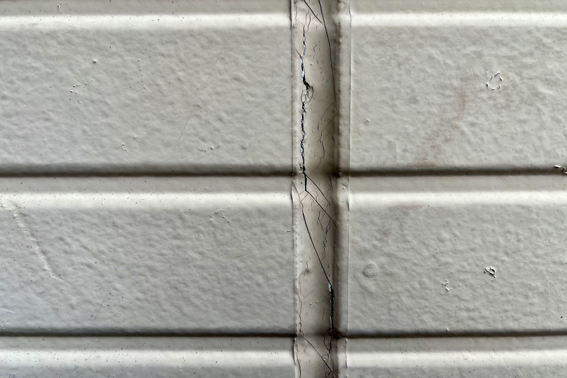 コーキングの割れ・硬化は早めに補修を