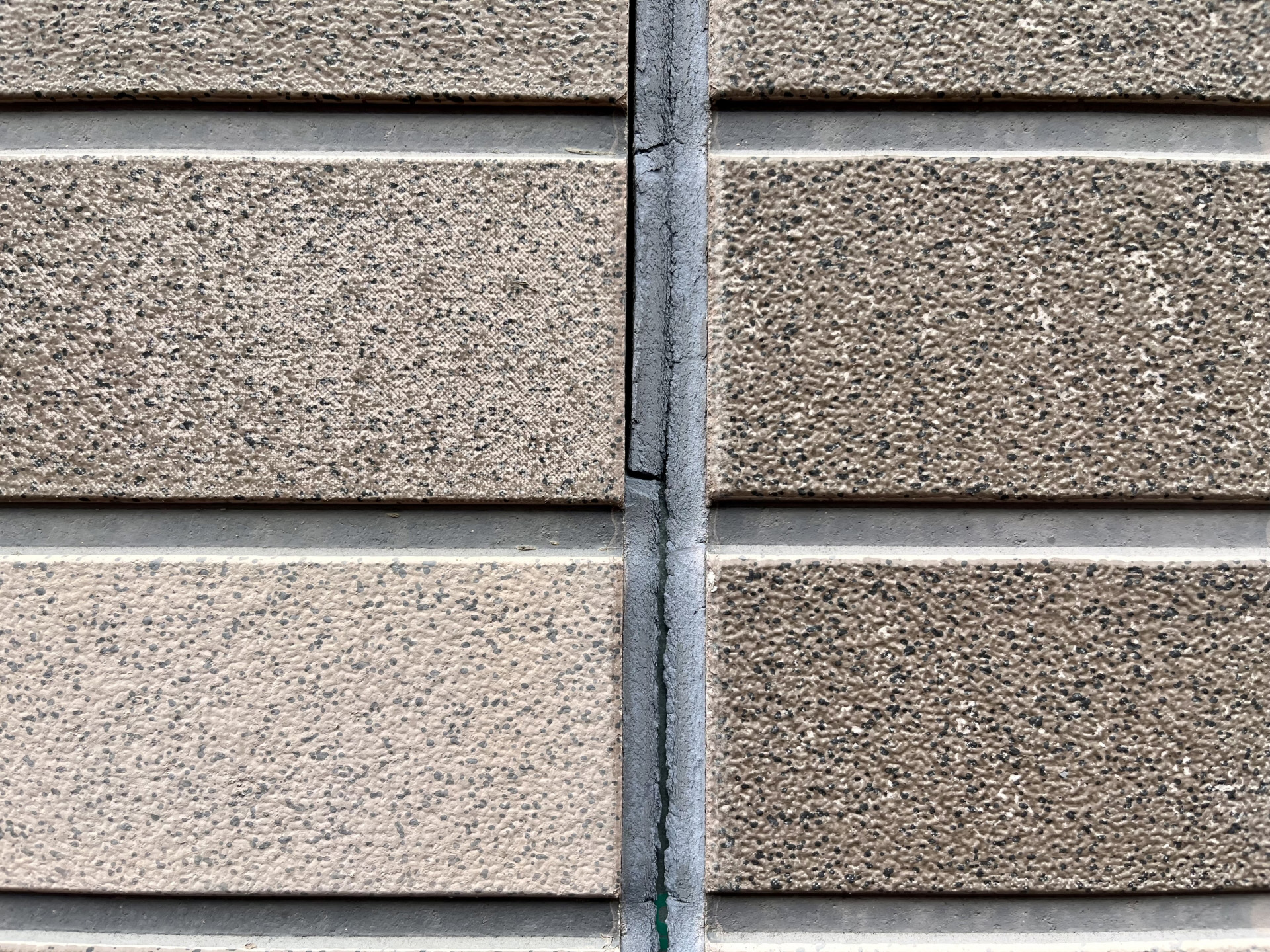 コーキングのひび割れ