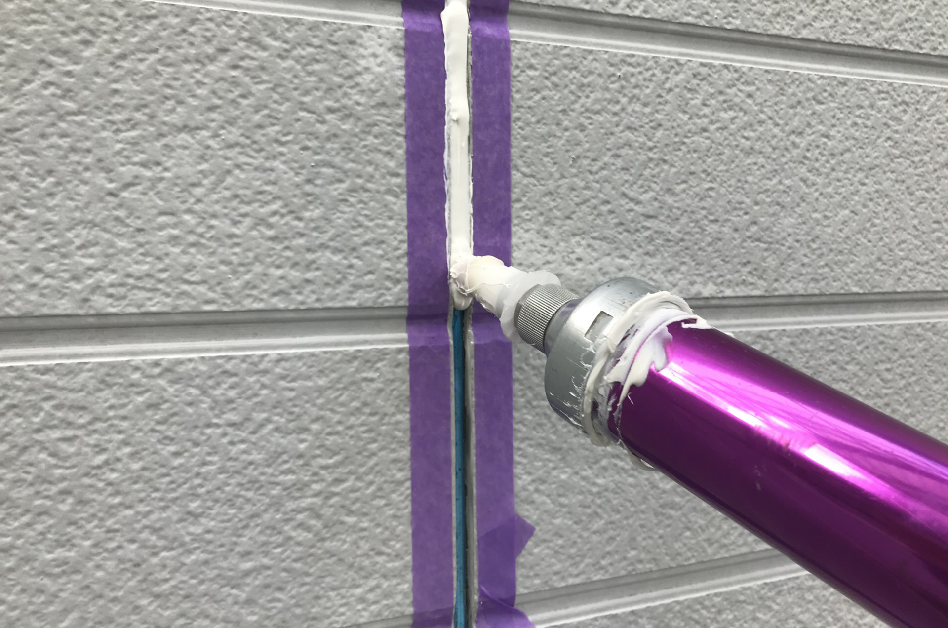 建物の隙間をしっかり埋めるコーキング施工